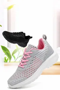 Dettaglio di scarpe da ginnastica in mesh traspirante nei colori grigio-rosa e nero
