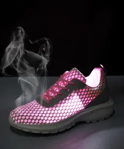 Scarpe da corsa in mesh grigio traspirante con lacci rosa e tessuto superiore traslucido
