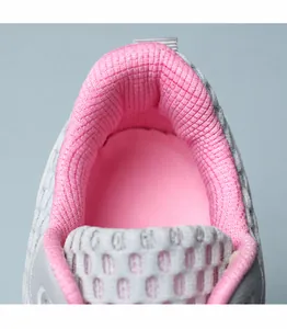 Dettaglio della fodera in mesh rosa traspirante e soletta in microfibra per scarpe sportive