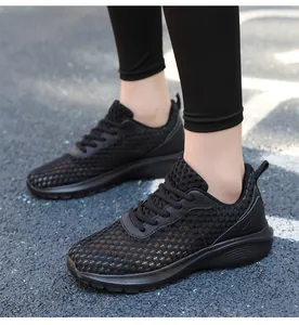 Dettaglio della tomaia in mesh traspirante sulle scarpe da corsa nere da donna