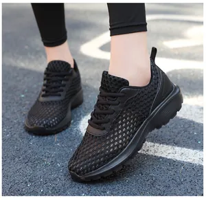 Dettaglio del tessuto in rete traspirante e design stringato su queste scarpe da corsa