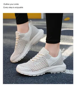 Dettaglio ravvicinato del tessuto a rete traspirante sulle scarpe da running beige chiaro
