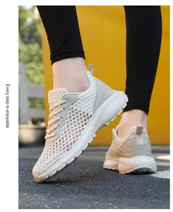 Dettaglio delle scarpe da corsa traspiranti da donna con suola in gomma ammortizzata spessa