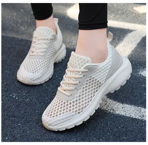 Dettaglio di scarpe da corsa in mesh traspirante beige chiaro con suola ammortizzata