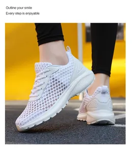 Dettaglio di scarpe da corsa in mesh bianco con tessuto traspirante e suole ammortizzate