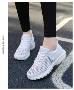 Dettaglio della tomaia in mesh traspirante e suola ammortizzata su scarpe da running