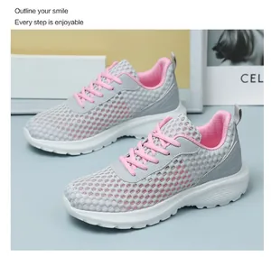 Dettagli della tomaia in rete grigia traspirante e accenti rosa sulle scarpe da corsa donna