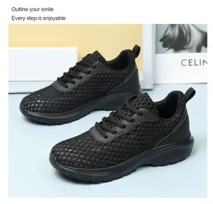 Dettaglio scarpe da corsa in mesh nero traspirante con suole spesse e lacci rotondi