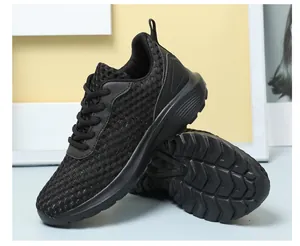 Dettaglio scarpa da corsa in mesh nero con suola spessa in schiuma antiscivolo