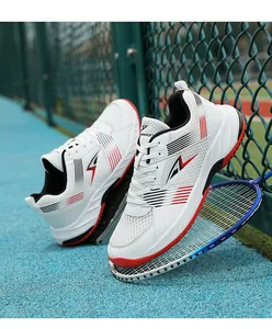 Détail montrant la tige en maille respirante et la semelle antidérapante rouge des chaussures