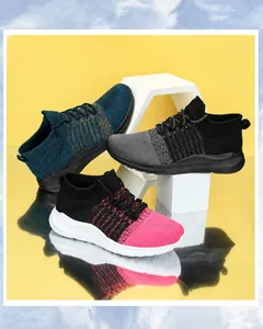 Detail van de ademende gebreide textuur en dikke antislipzolen van deze sportieve sneakers