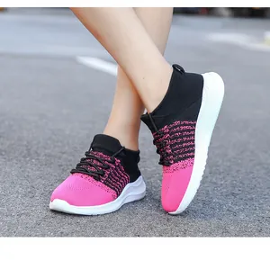 Detail van roze en zwart gebreid bovenwerk en witte zool op deze sportieve damesschoenen