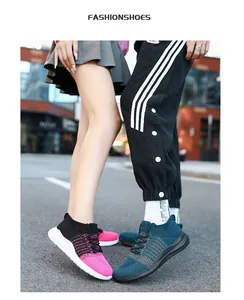 Gedragen weergave van ademende gebreide sneakers voor heren en dames in trendy urban stijl