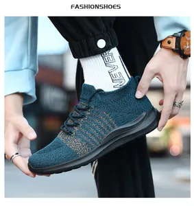 Detail van ademende gebreide sneakers in blauwgroen met golvende dempende rubberen zolen