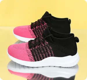 Roze en zwarte gebreide sneakers met ademend mesh en witte antislip sportzolen