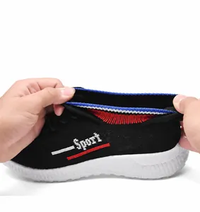 Nahaufnahme flexibler Slip-on Strick-Sneaker mit hoher Elastizität und atmungsaktivem Mesh