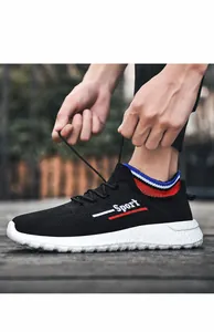 Detailaufnahme schwarzer Strick-Sneaker mit dreifarbigem Rippstrickkragen und weißer EVA-Sohle