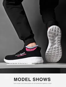 Detailansicht schwarzer Strick-Sneaker mit bunten Streifen am Schaft und weißer Sohle
