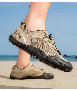 Primer plano de zapatos de agua caqui con malla transpirable y cordones rápidos en la playa