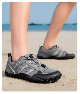 Zapatos de agua con malla transpirable y cordones rápidos en escenario de playa