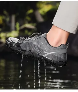 Detalle de zapatos de agua grises con drenaje rápido y suela de goma antideslizante