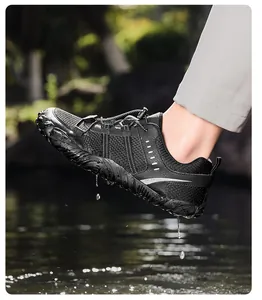Primer plano de zapatos de agua de secado rápido con malla y gotas de agua