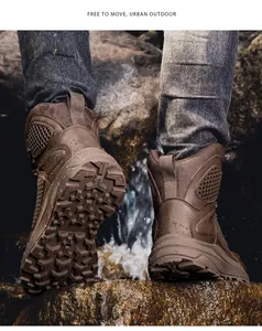 Détail de bottes tactiques étanches sur rochers mouillés montrant la semelle antidérapante
