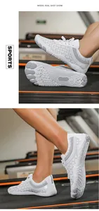 Details weißer atmungsaktiver Trekkingschuhe mit rutschfester Gummisohle auf Laufband
