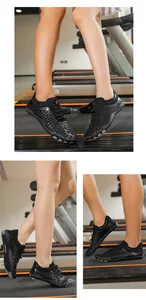 Detail von schwarzen Barfußschuhen mit Wabenstruktur und Gummizug auf dem Laufband