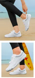 Detailansicht der weißen Wasserschuhe mit atmungsaktivem Mesh und rutschfester Gummisohle