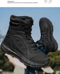 Détail de la botte tactique noire montrant la texture du cuir et le tissu en maille