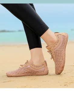 Nahaufnahme von schnelltrocknenden Outdoor-Watschuhen mit atmungsaktivem Mesh am Strand
