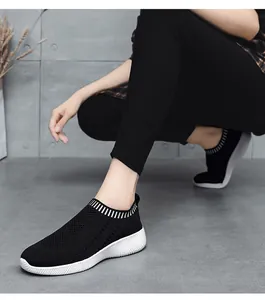 Details von schwarzem atmungsaktivem Mesh-Sneaker mit elastischem Strick und weißer dicker Sohle