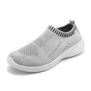 Atmungsaktive hellgraue Strick-Sneaker für Damen mit dicker weißer rutschfester Sohle