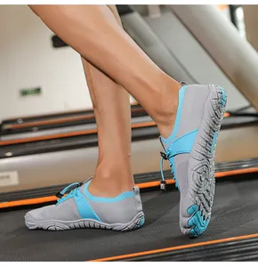 Dettaglio della suola in gomma blu antiscivolo su scarpe a cinque dita per il fitness