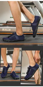 Dettaglio scarpe da scoglio blu scuro a cinque dita con lacci elastici rapidi