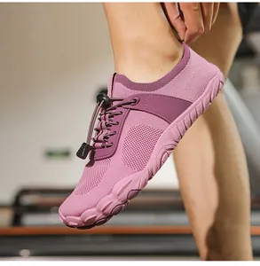 Dettaglio scarpa da scoglio rosa con sistema di allacciatura rapida e maglia traspirante