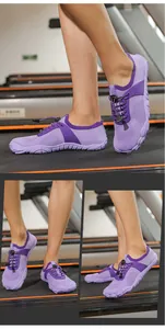 Dettaglio scarpe a piedi nudi viola con mesh traspirante e suola in gomma antiscivolo