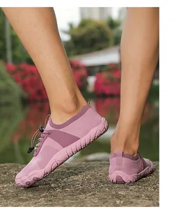 Scarpe acquatiche viola chiaro con rete traspirante e lacci rapidi per l'escursionismo