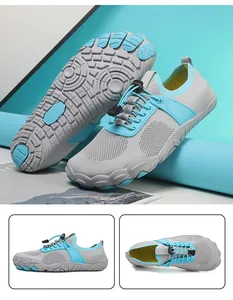 Dettaglio di scarpe outdoor a cinque dita con sistema di allacciatura rapida e suola in gomma