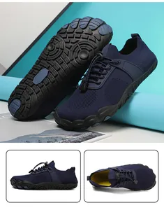 Dettaglio delle scarpe da scoglio blu con tessuto traspirante e suola in gomma antiscivolo