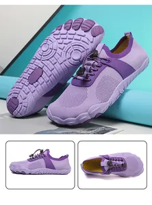 Vista macro delle scarpe da acqua viola con mesh fly-knit e suola in gomma antiscivolo