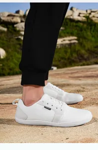 Detail des weißen Fly-Knit-Obermaterials mit atmungsaktivem Mesh und Modeetikett am Schuh
