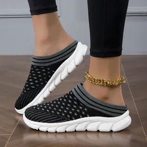 Detailsicht der atmungsaktiven Strick-Mules mit dicker weißer Sohle und goldener Fußkette