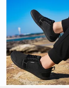 Nahaufnahme von schwarzem Mesh-Gewebe und Fashion-Label an leichten Herren-Sportschuhen