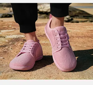 Rosa Mesh-Laufschuhe mit breitem Zehenbereich für Herren im Freien getragen