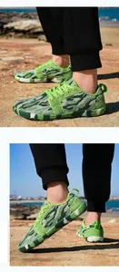 Detail des grün getarnten atmungsaktiven Obermaterials mit Modeschild auf Herrenlaufschuhen
