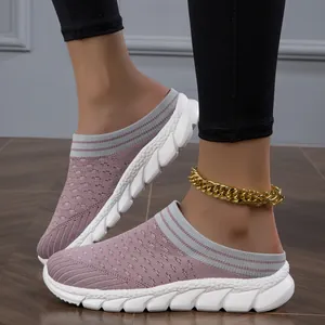 Detailaufnahme rosa gestrickter Mules mit atmungsaktivem Mesh und goldener Fußkette
