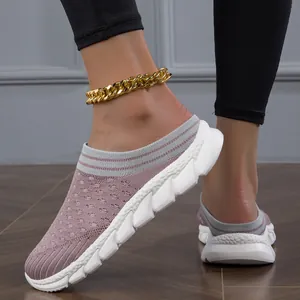 Details der rosa Strick-Mules mit atmungsaktivem Mesh-Obermaterial und gewellter Plateausohle