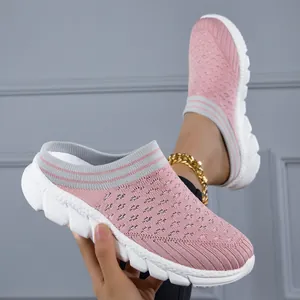Detailaufnahme des atmungsaktiven Strickgewebes und der dämpfenden Sohle der rosa Damen Pantolette